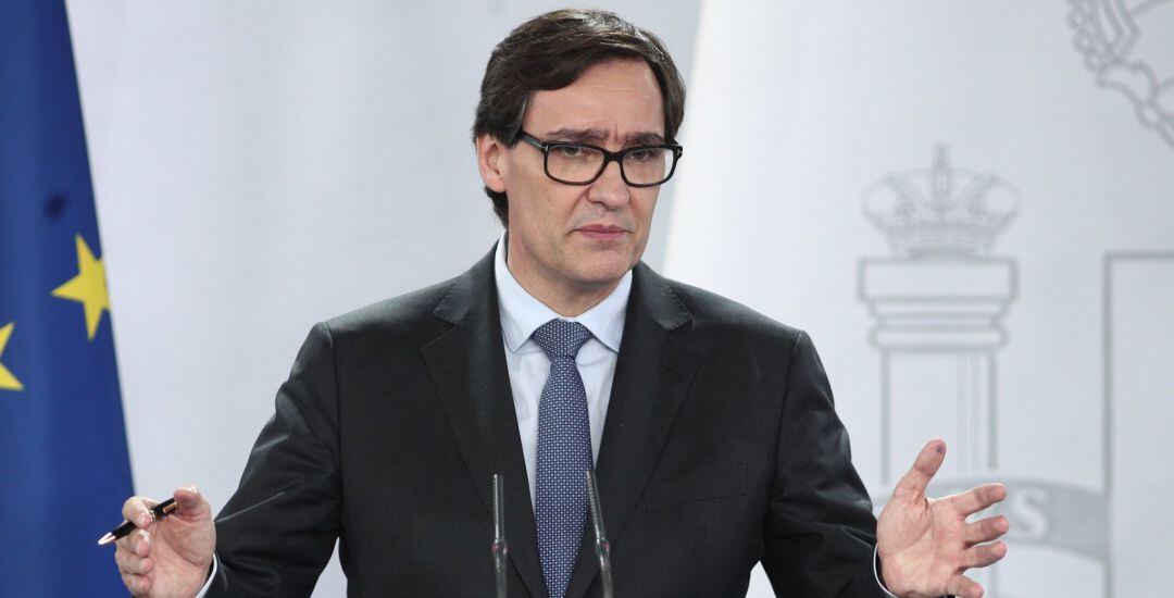 El ministro de Sanidad, Salvador Illa, acompañado por el director del Centro de Coordinación de Alertas y Emergencias Sanitarias (CCAES), Fernando Simón, durante su comparecencia en Moncloa para informar sobre el cambio de Fases de la desescalada instaurada por el Gobierno a consecuencia del coronavirus.