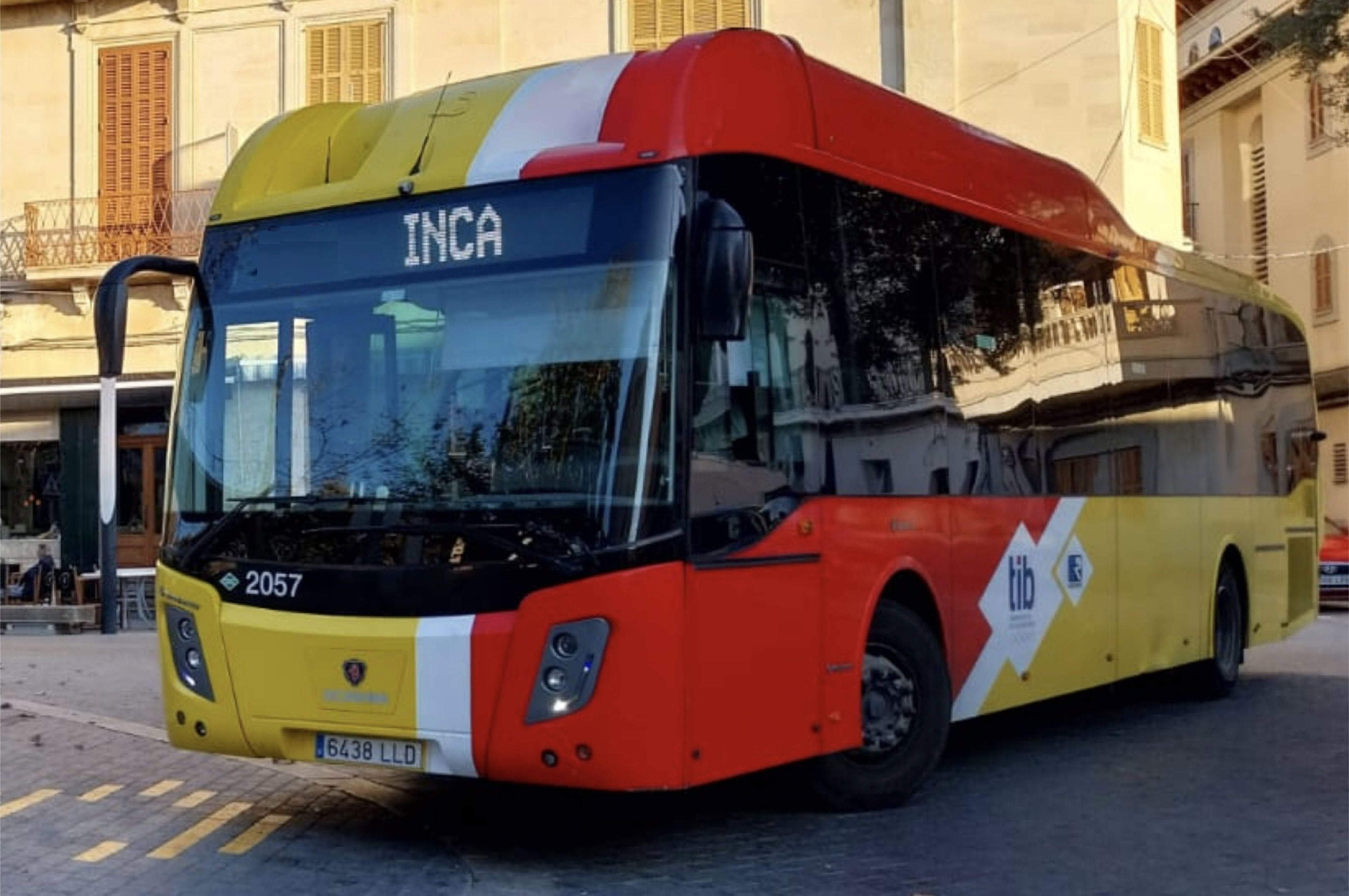 Imagen de archivo de un autobús del TIB a su paso por Inca