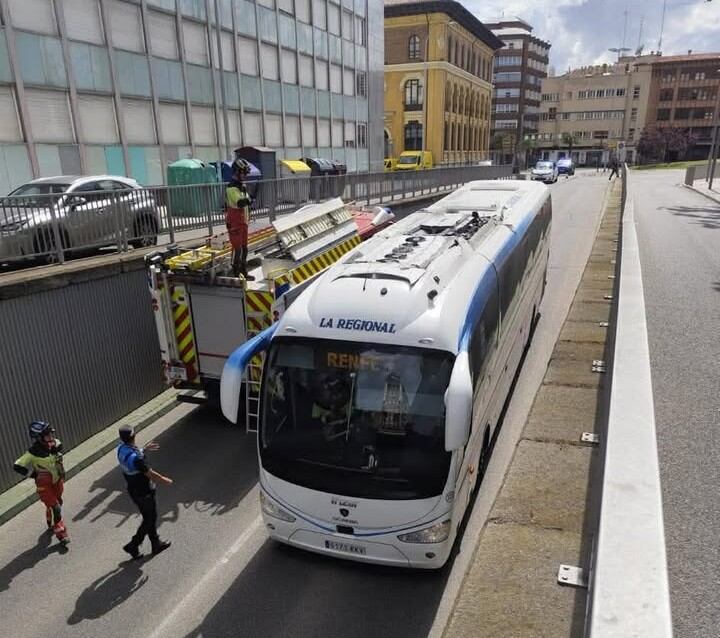 Imagen del autobús que quedó bloqueado en el subterráneo de la Avenida de Santander