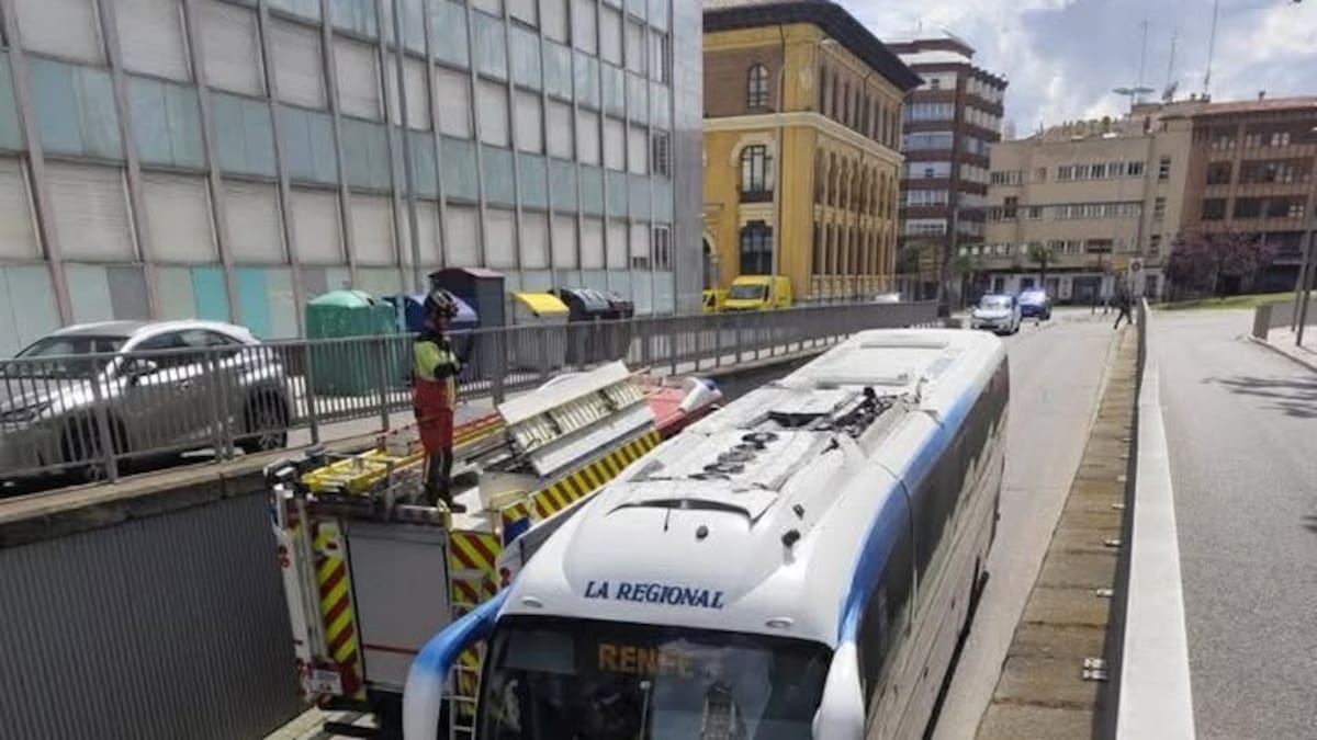 Un autobús queda atrapado en el subterráneo de Jardinillos en Palencia