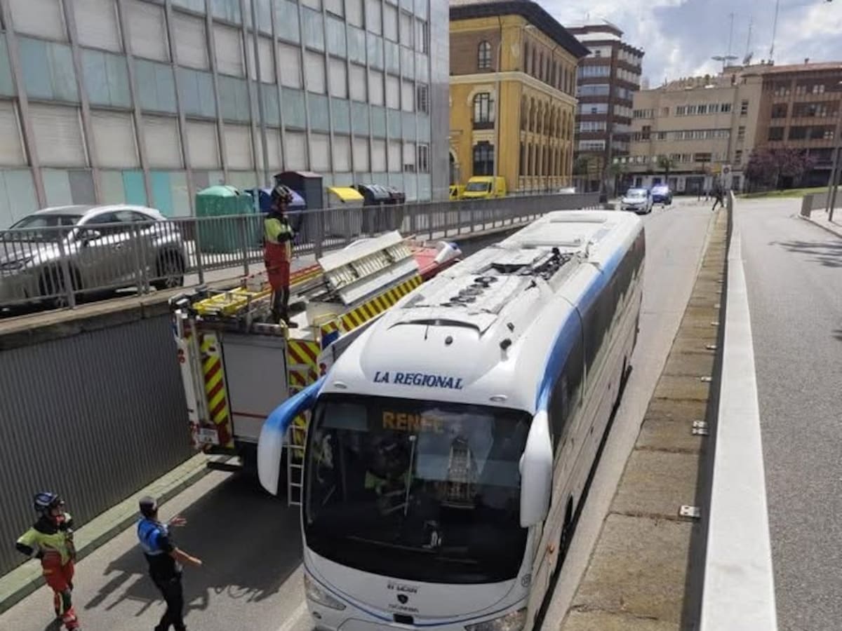 Un autobús queda atrapado en el subterráneo de Jardinillos en Palencia