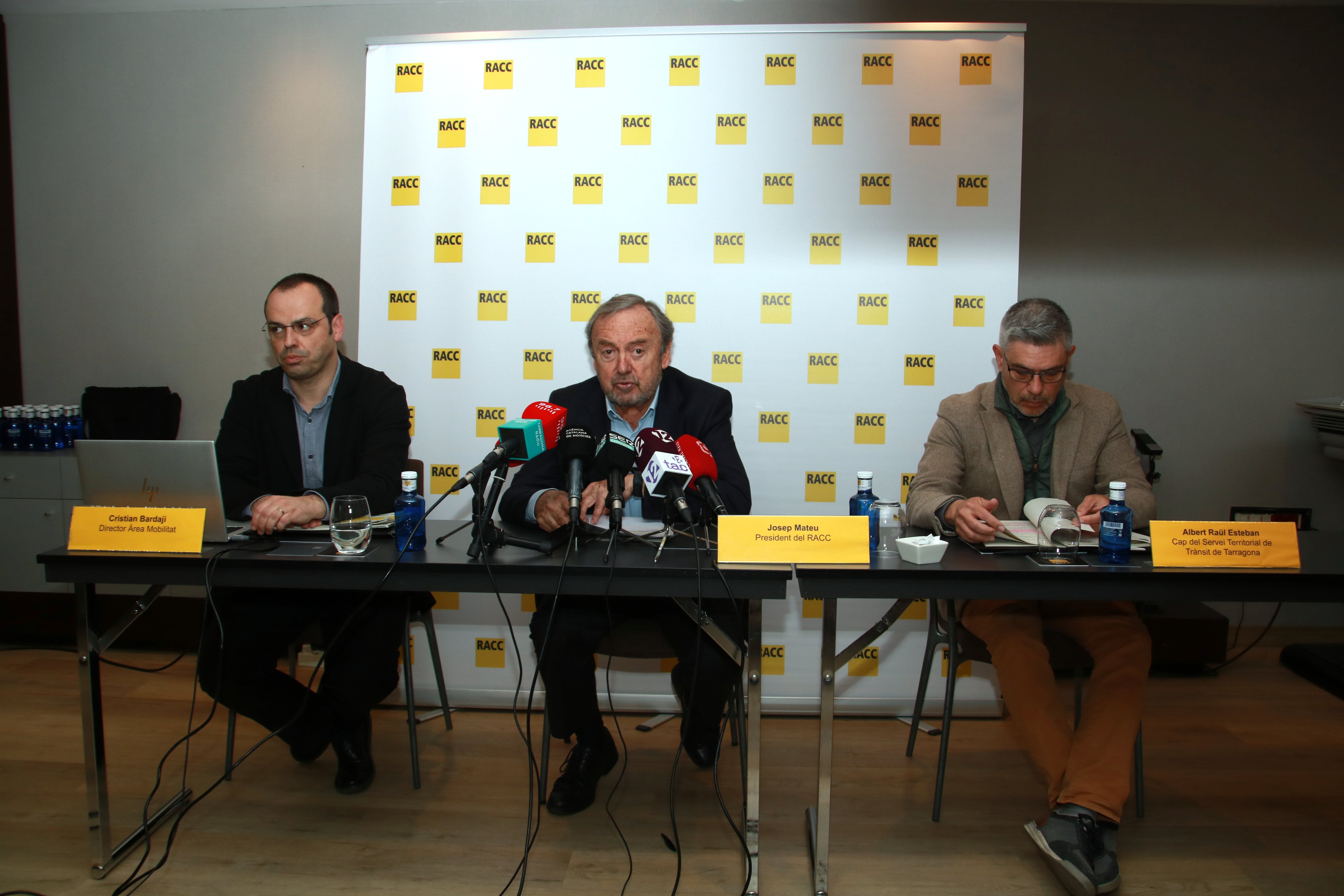 El director de l'Àrea de Mobilitat del RACC, Cristian Bardají: el president del RACC, Josep Mateu; i el Cap del Servei Territorial de Trànsit, Albert Raül Esteban, durant la presentació del Mapa de Risc de la xarxa viària de les comarques de Tarragona.