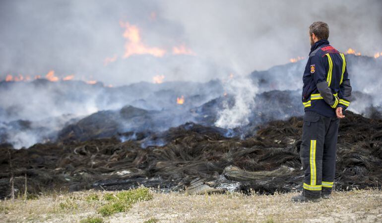 Un bombero observa los neumáticos que arden en el incendio de Seseña (Toledo)