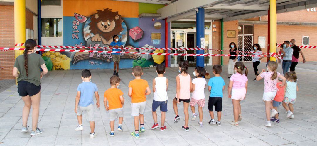 Visita del alcalde a la colonia de verano del CEIP Daoiz y Velarde 