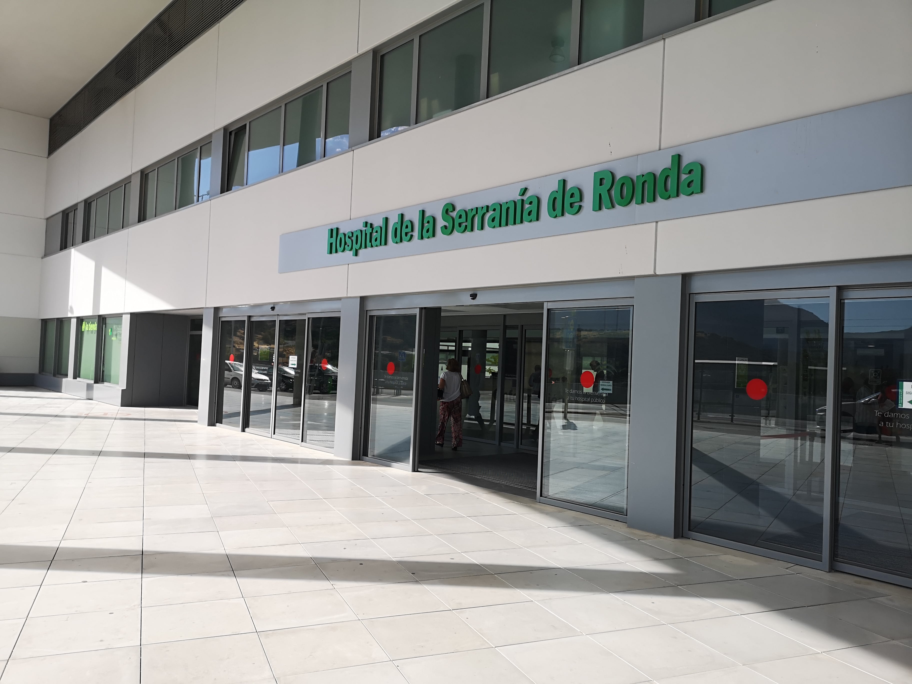 Imagen del acceso principal al Hospital de la Serranía de Ronda, donde se llevó a cabo la intervención