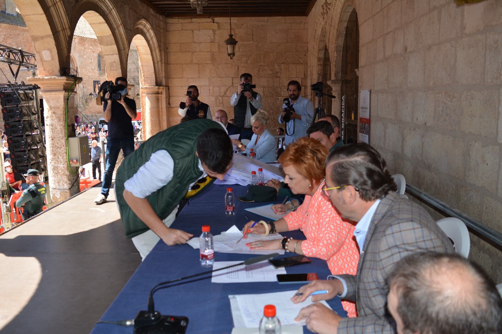 Adjudicación de las andas de la Virgen de Rus