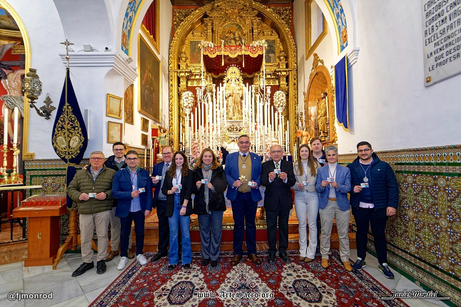 Foto de familia en el acto de la entrega de la Rosa de Pasión de Cruz de Guía a la Virgen de Belén de Pilas