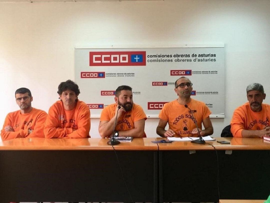 El Secretario General de CC.OO. de Industria, Damián Manzano, comparece en rueda de prensa acompañado de varios miembros del Comité de Empresa de Vesuvius