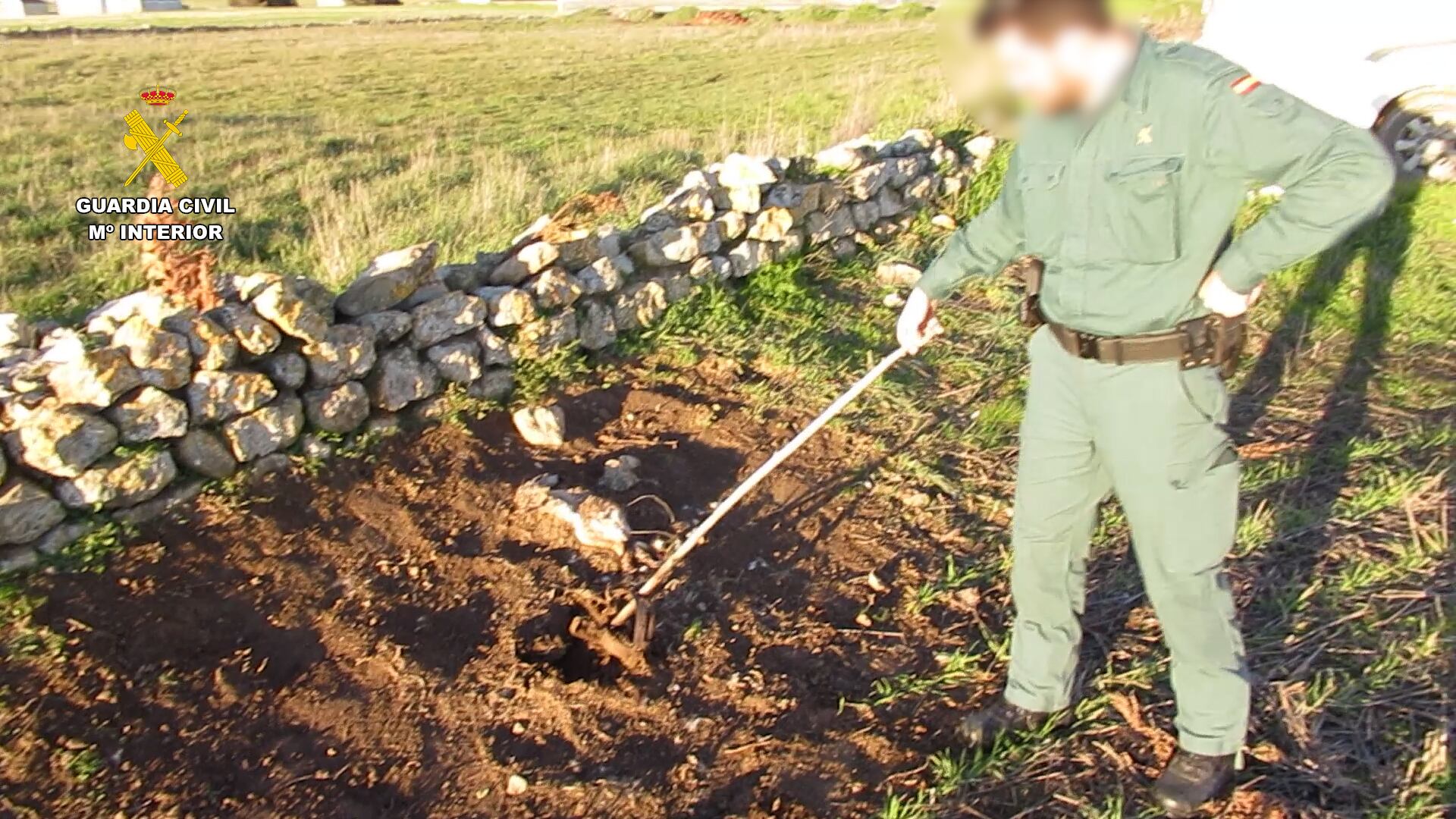 Imagen del operativo. Desactivandon un cepo