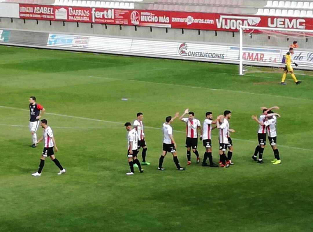 Los rojiblancos celebran uno de sus goles