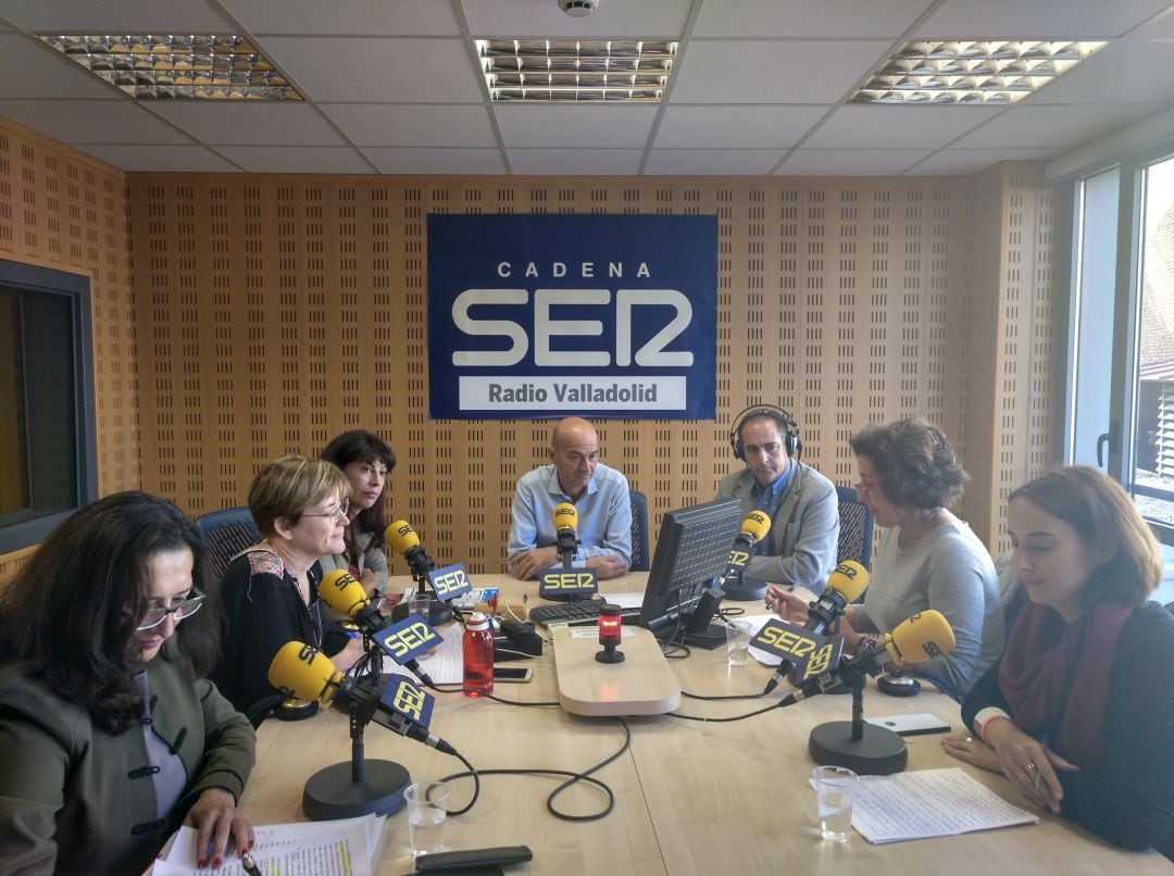 Gloria Reguero, Rosalba Fonteríz y Ana Redondo a la izquierda de los presentadores. Y Mercedes Cantalapiedra y Pilar Vicente, a la derecha.