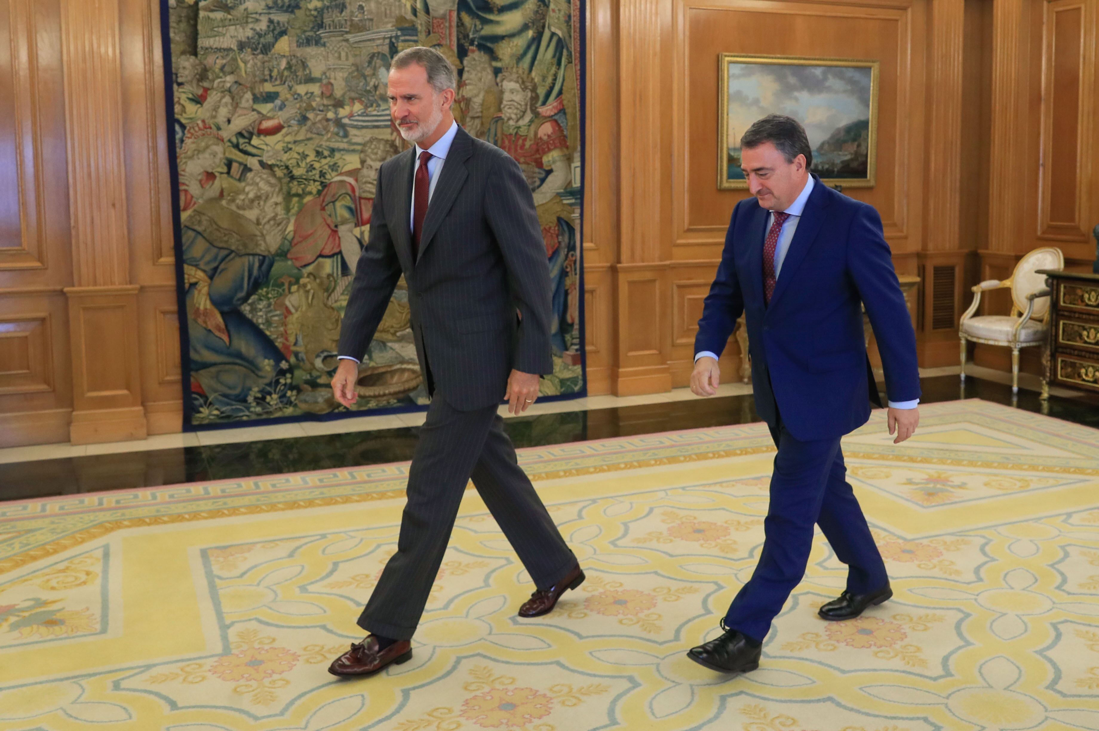 El rey Felipe VI se reúne este lunes con el portavoz del PNV, Aitor Esteban, en el marco de la nueva ronda de consultas que abre el Monarca con los representantes de los partidos políticos para designar un nuevo candidato a la investidura del Gobierno de España