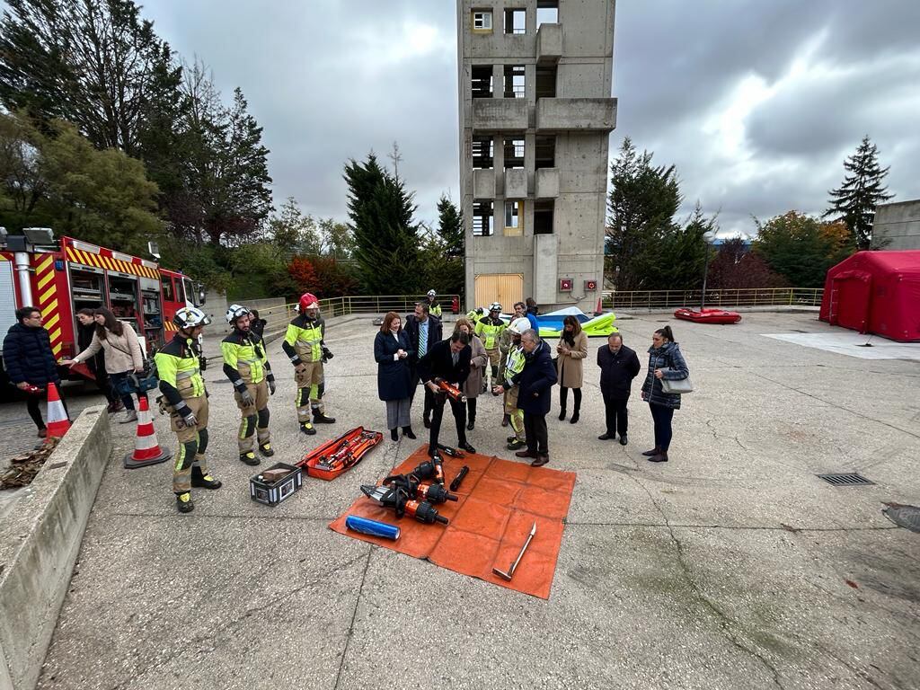 Cargos públicos del Ayuntamiento de Burgos y de la Junta de Castilla y León comprueban el material recibido por el parque de bomberos