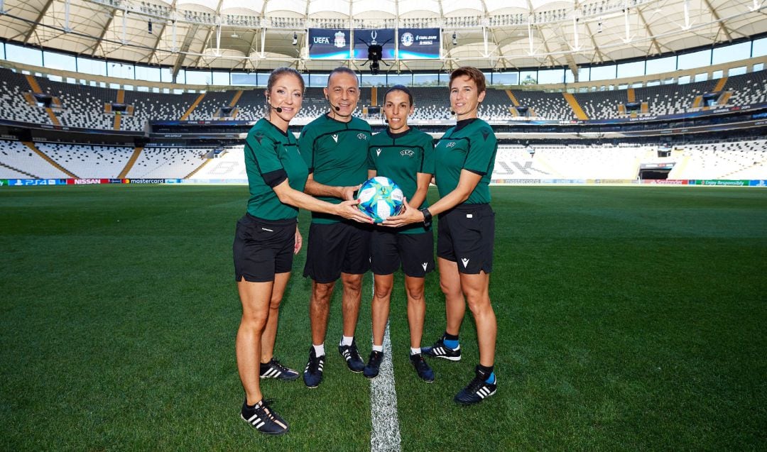 Los árbitros de la Supercopa de Europa.