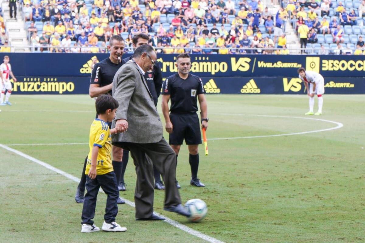 Paco Baena hace el saque de honor en Carranza