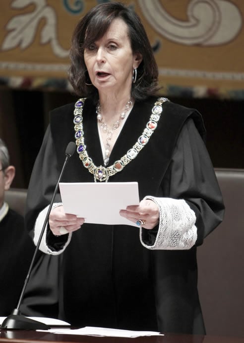 La presidenta del Tribunal Constitucional, María Emilia Casas, pronuncia su discurso durante la toma de posesión de los cuatro magistrados designados por el Senado.