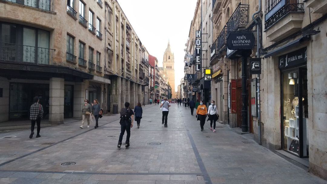 Imagen de los salmantinos paseando durante esta semana por la capital charra.