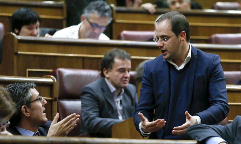 GRA543. MADRID, 10/02/2015.- El diputado socialista Eduardo Madina (i), conversa con el secretario de Organización del PSOE, César Luena (d), durante el pleno del Congreso de los Diputados celebrado esta tarde. EFE/JuanJo Martín