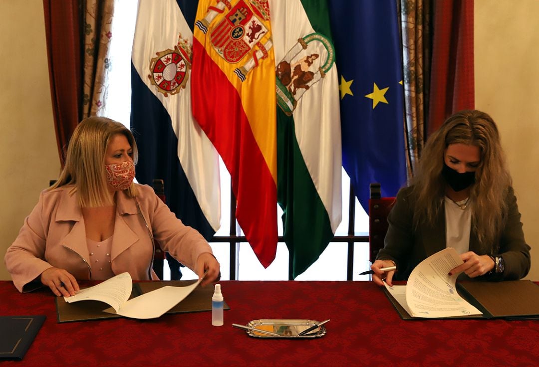 Mamen Sánchez, alcaldesa de Jerez, y Ana Mestre, delegada del gobierno andaluz en la provincia, durante la firma de la cesión de las fincas