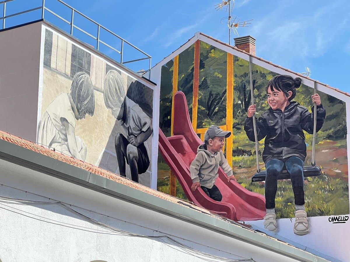 El centro de Los Arcos, en Fuenlabrada, ya luce nuevo mural recordando su pasado de antigua escuela