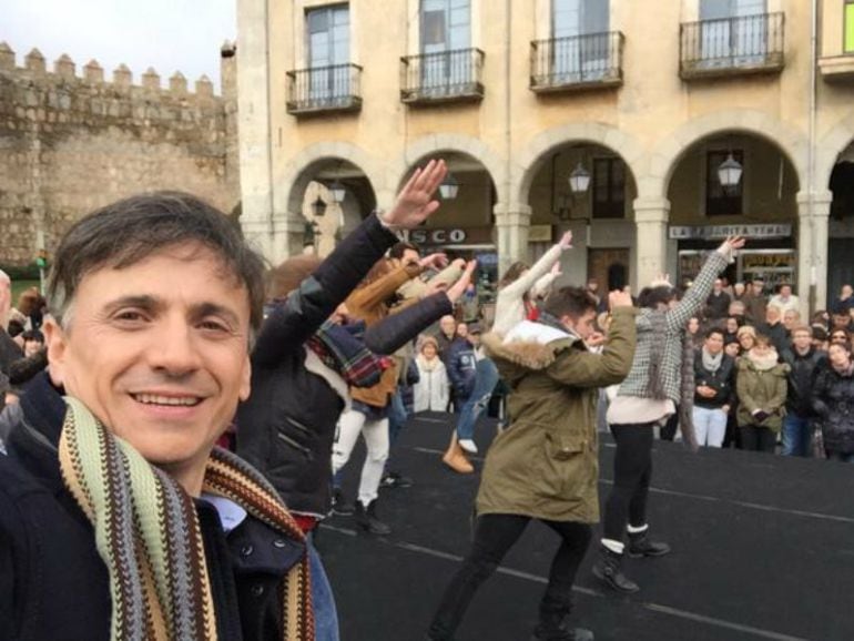 José Mota se fotografía durante los ensayos del flashmob