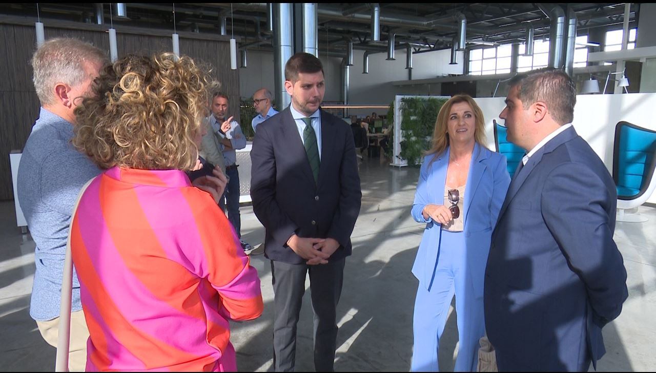 El conseller Rafael Climent y el alcalde de Gandia, José Manuel Prieto, junto a empresarios del Polígono Alcodar.
