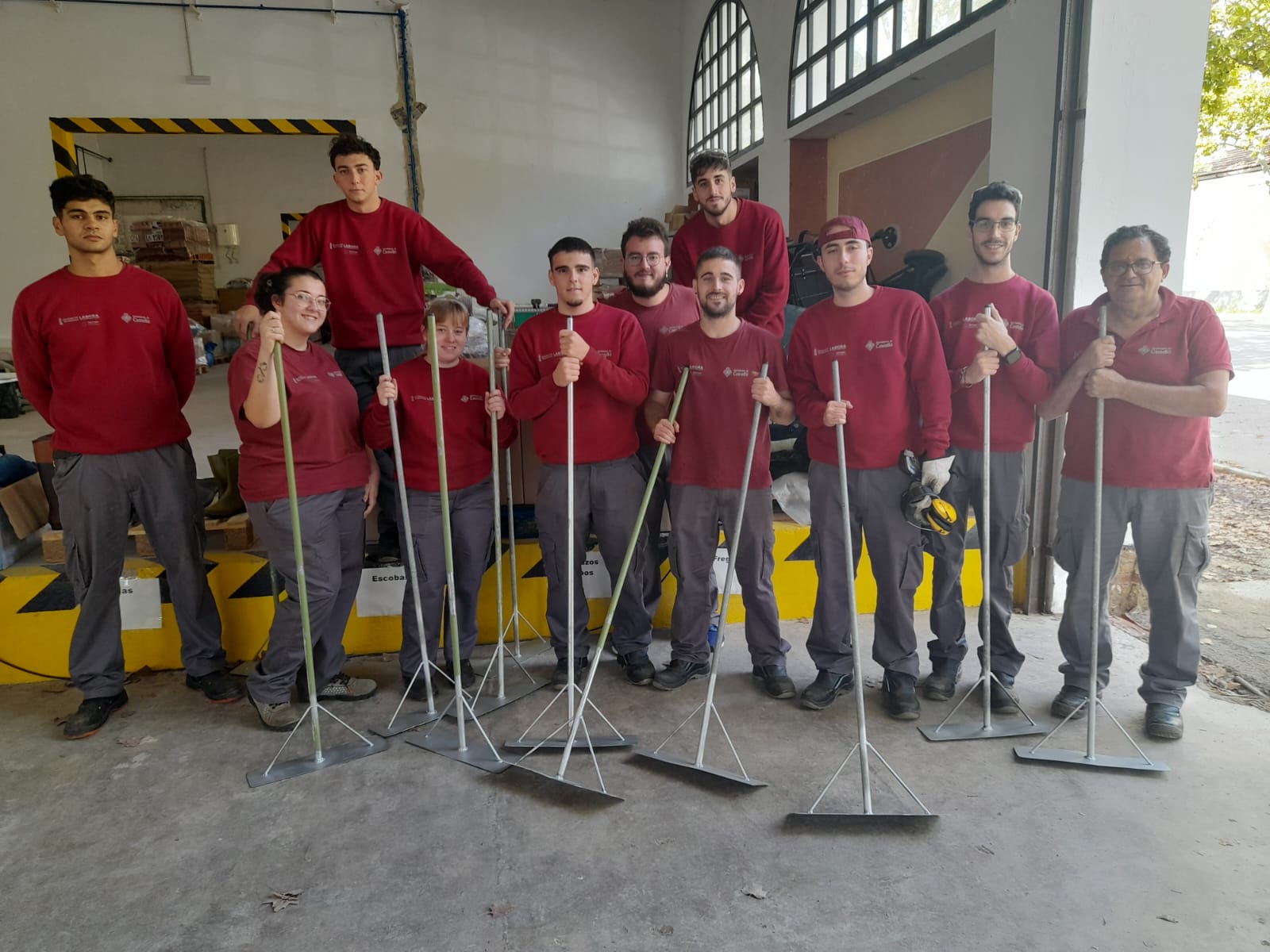 Los alumnos de la Escuela Taller de Tetuan XIV de Castelló con los rastrillos de hierro galvanizado