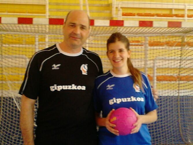 Maite Zugarrondo posa con su entrenador Aitor Etxaburu en el polideportivo de Bidebieta