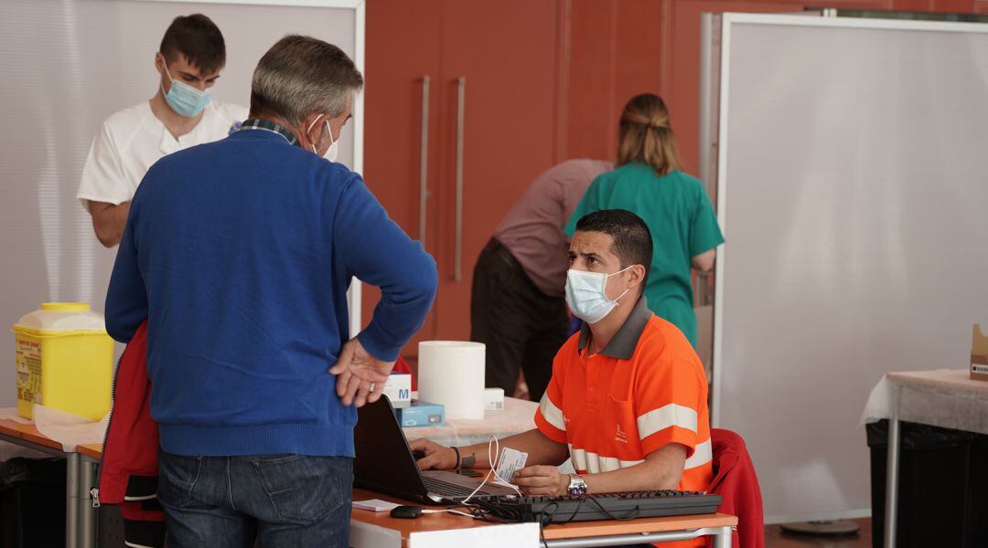 Proceso de vacunación en el Centro Cultural Miguel Delibes
