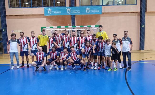 La plantilla celebra el triunfo