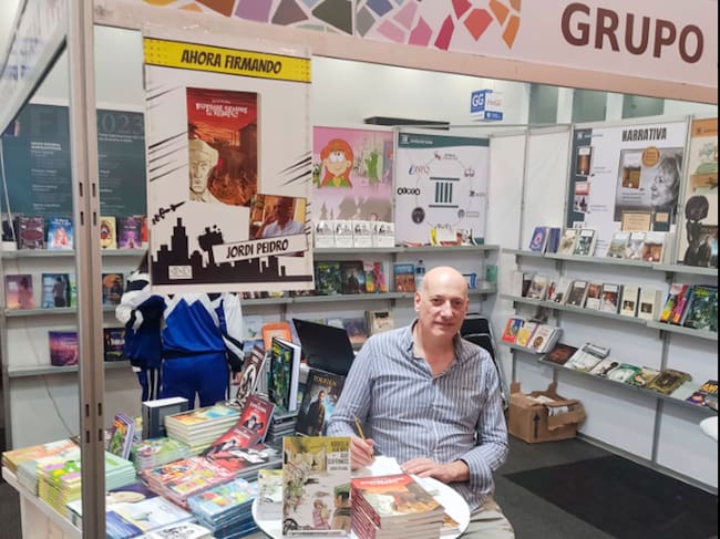 Jordi Peidro signant exemplars dels seus últims llibres en l'estand de la seua editorial