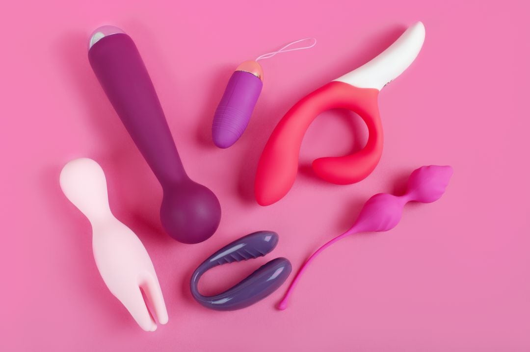 Juguetes sexuales de silicona sobre un fondo rosa. Juguete erótico para la diversión. Gadget de sexo y dispositivo de masturbación. - Fotografía de stock