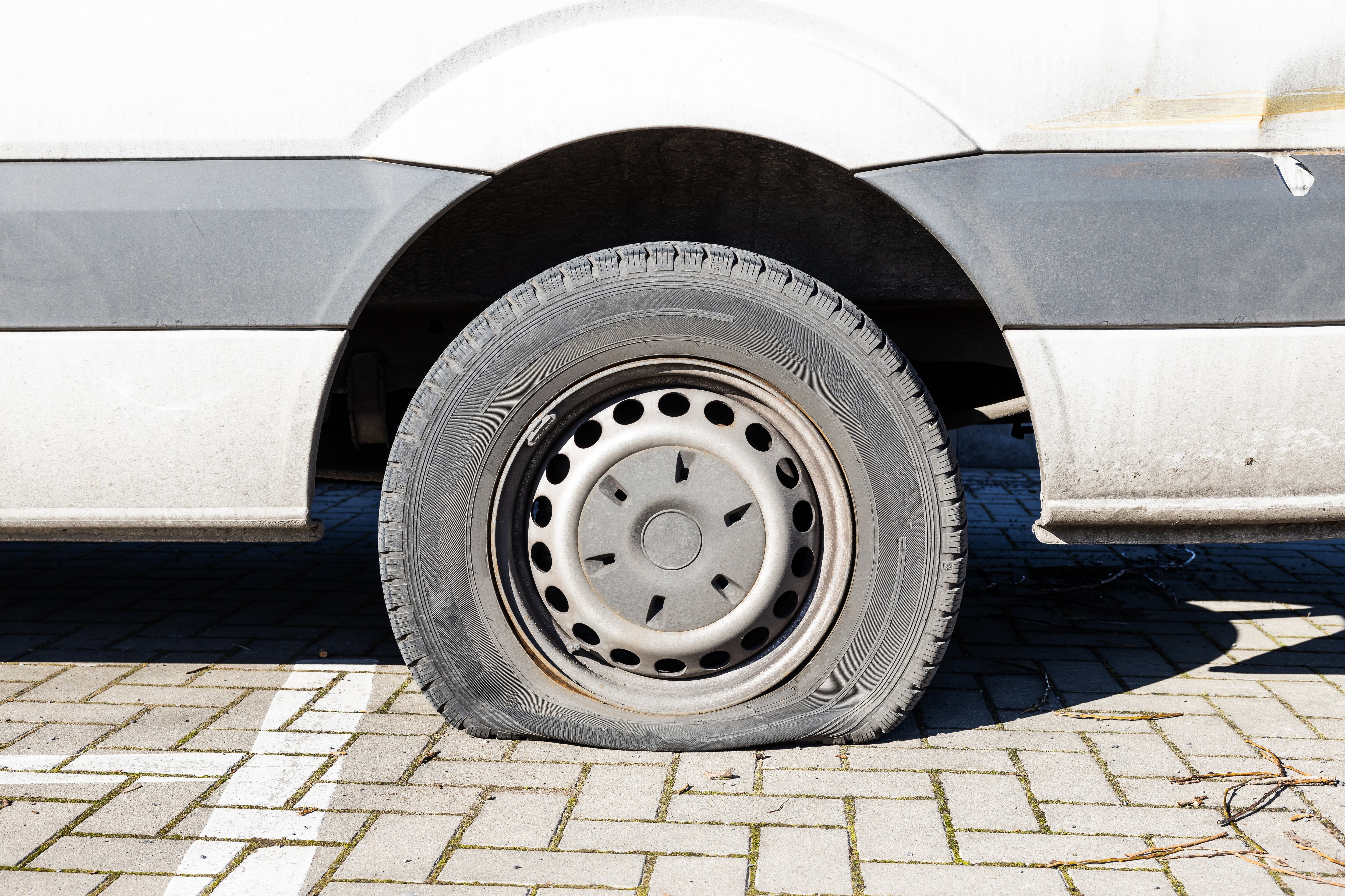 Los delincuentes aprovechaban el pinchazo para sustraer las pertenencias personales