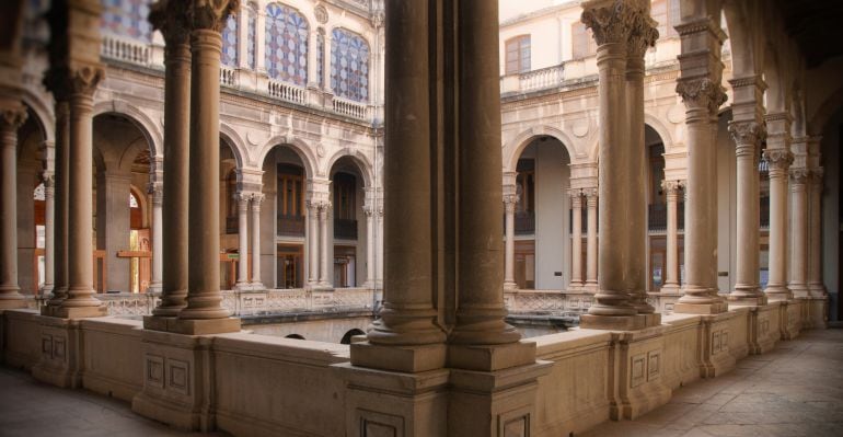 Detalle de las columnatas del claustro de la Diputación de Jaén.