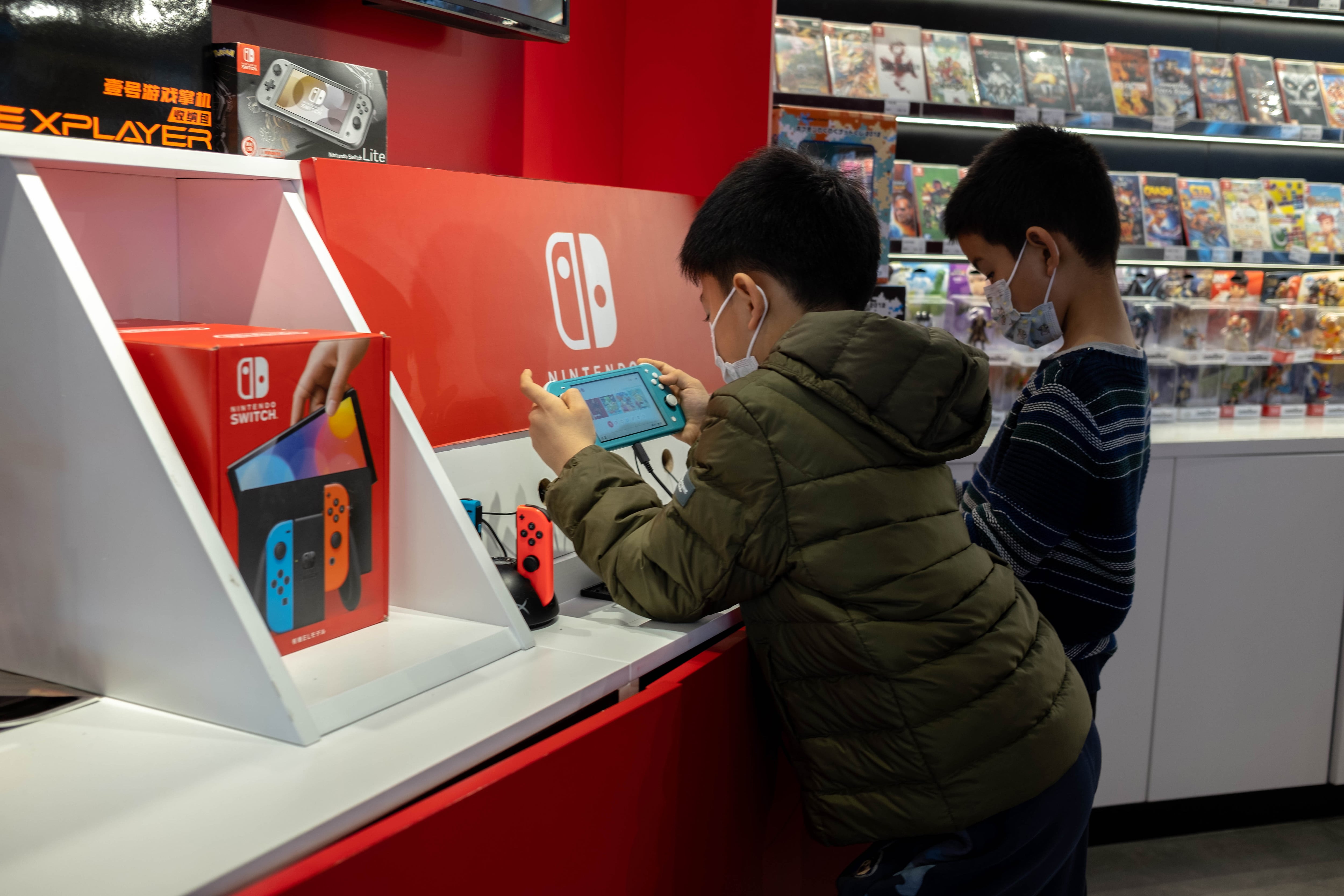 Niños juegan a la Nintendo Switch