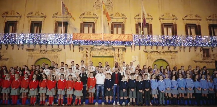 Imagen de la primera plantilla del Hércules, directivos, staff técnico, junto al  Coro de voces blancas del Colegio Inmaculada Jesuitas, en el Ayuntamiento de Alicante