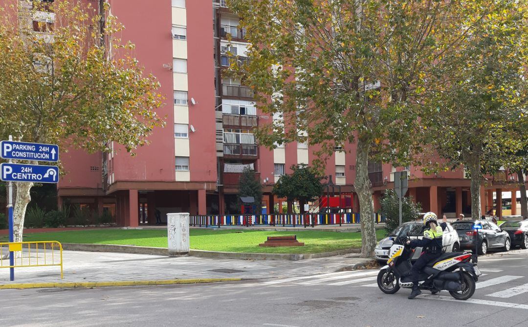 Una agente de policía en La Línea.