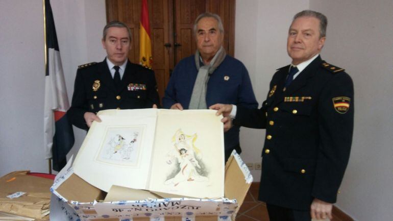 El jefe de la Brigada de Patrimonio Histórico, Fernando Porzel (d), con el alcalde de Alarcón, Pedro Párraga (c), y el comisario jefe de Cuenca, Manuel Laguna (i), durante la entrega