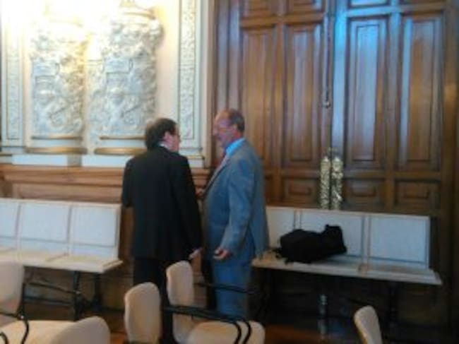 Valentín Merino conversa con Javier León