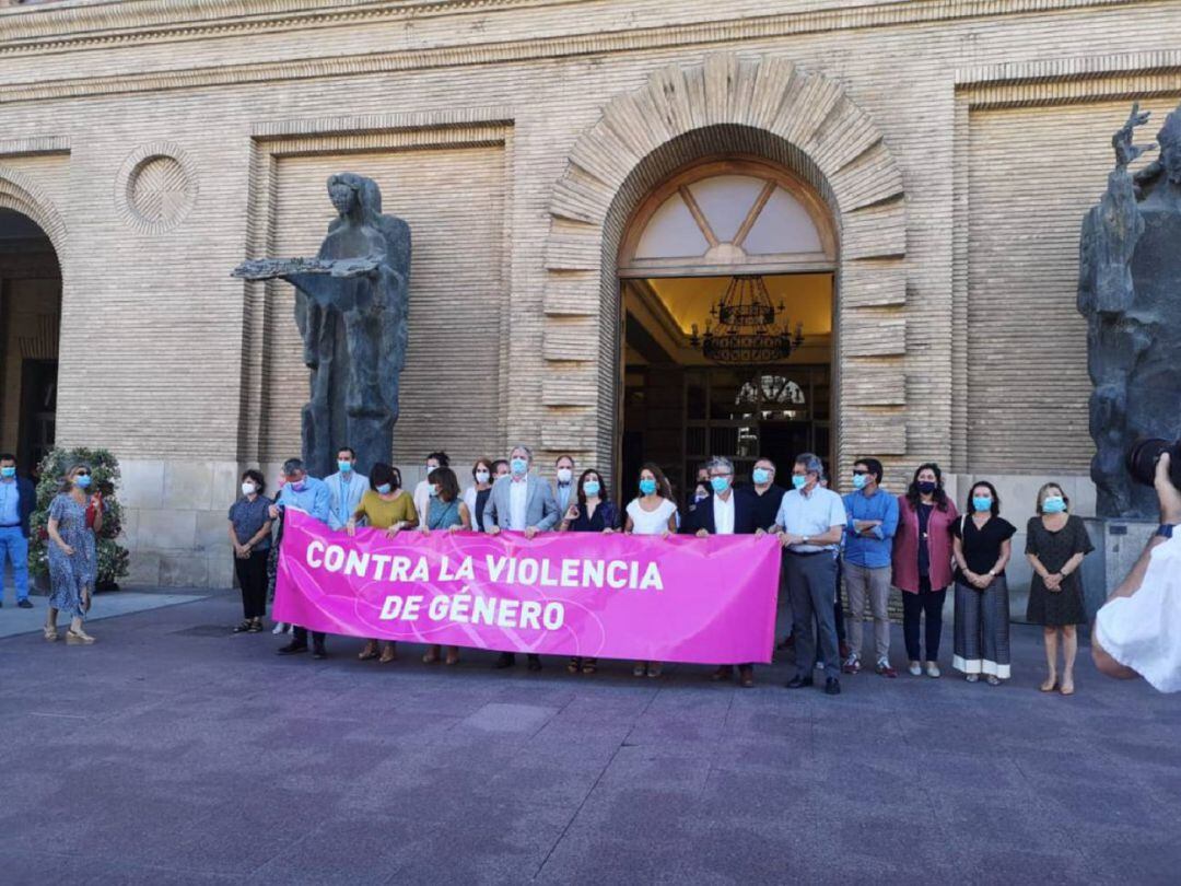 El Ayuntamiento de Zaragoza guardó un minuto de silencio en repulsa por la agresión