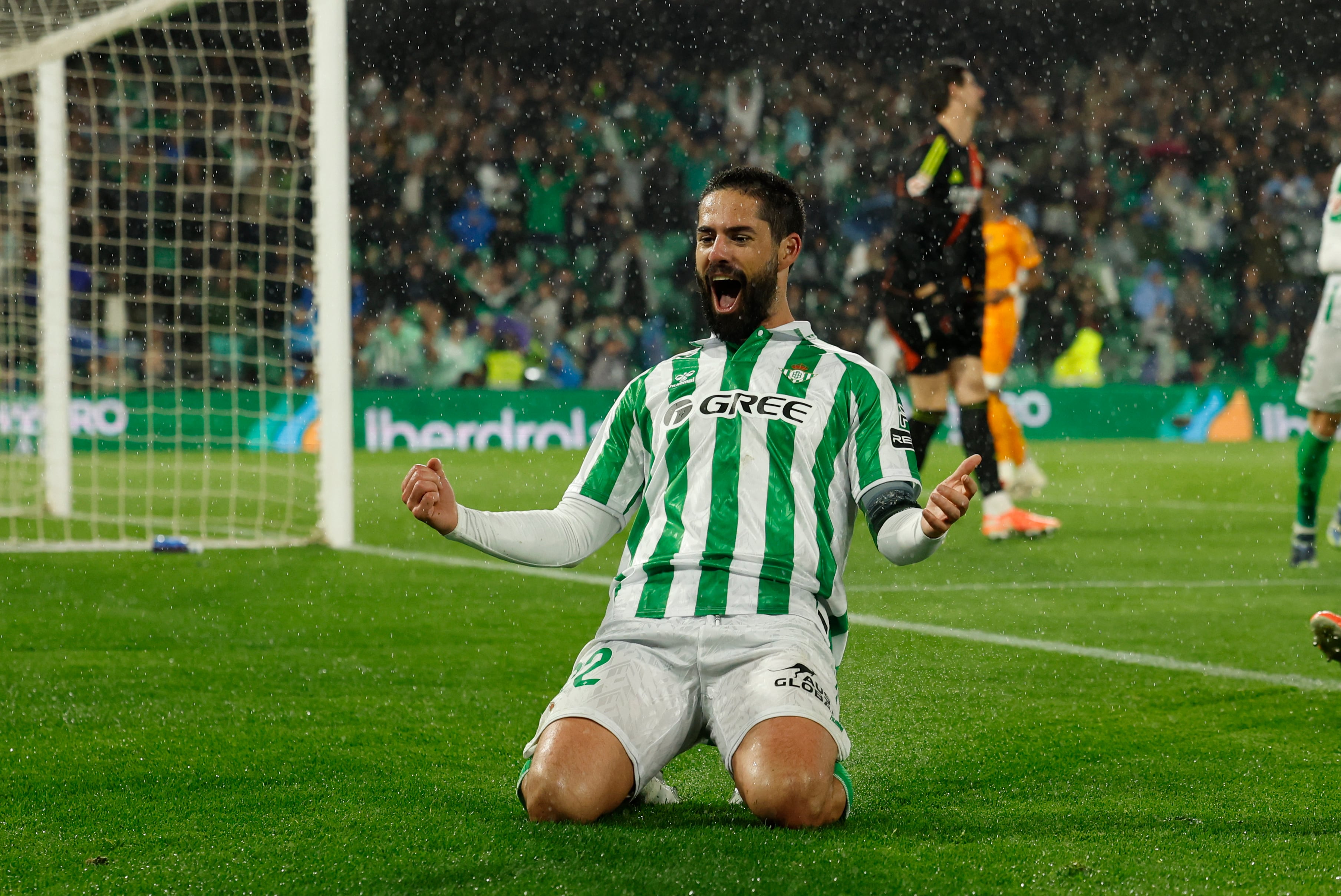 El centrocampista del Betis Isco Alarcón celebra tras marcar el gol al Real Madrid