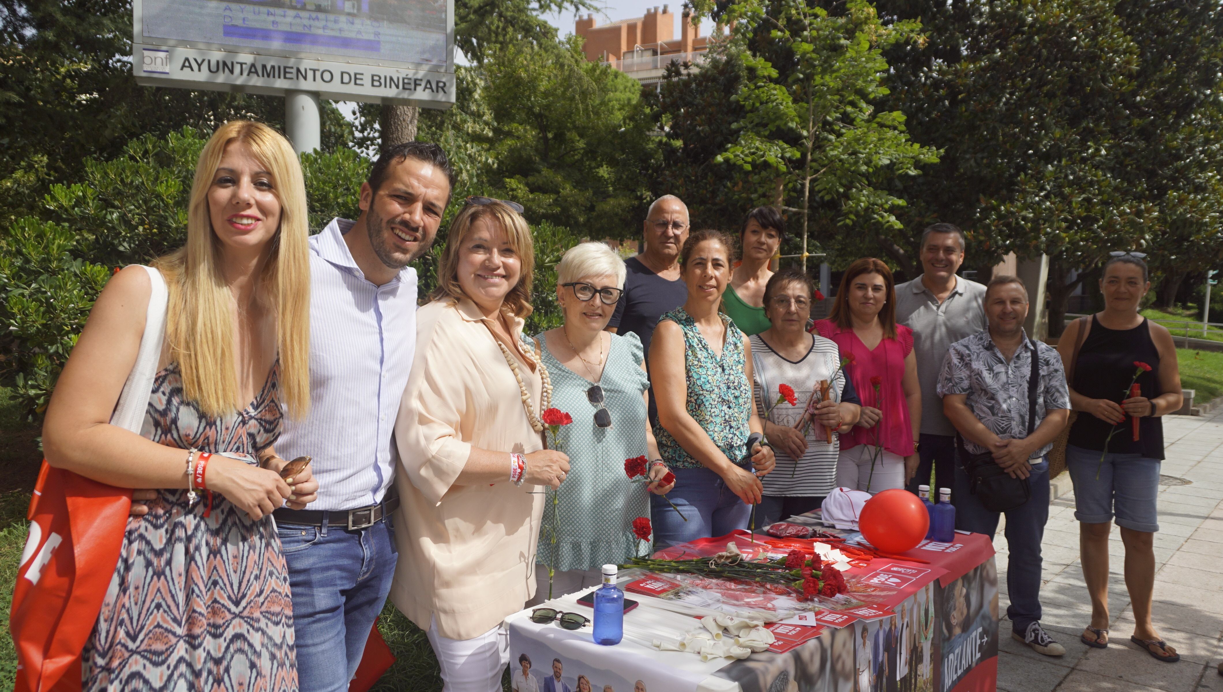 Candidatos del PSOE en su visita a Binéfar.