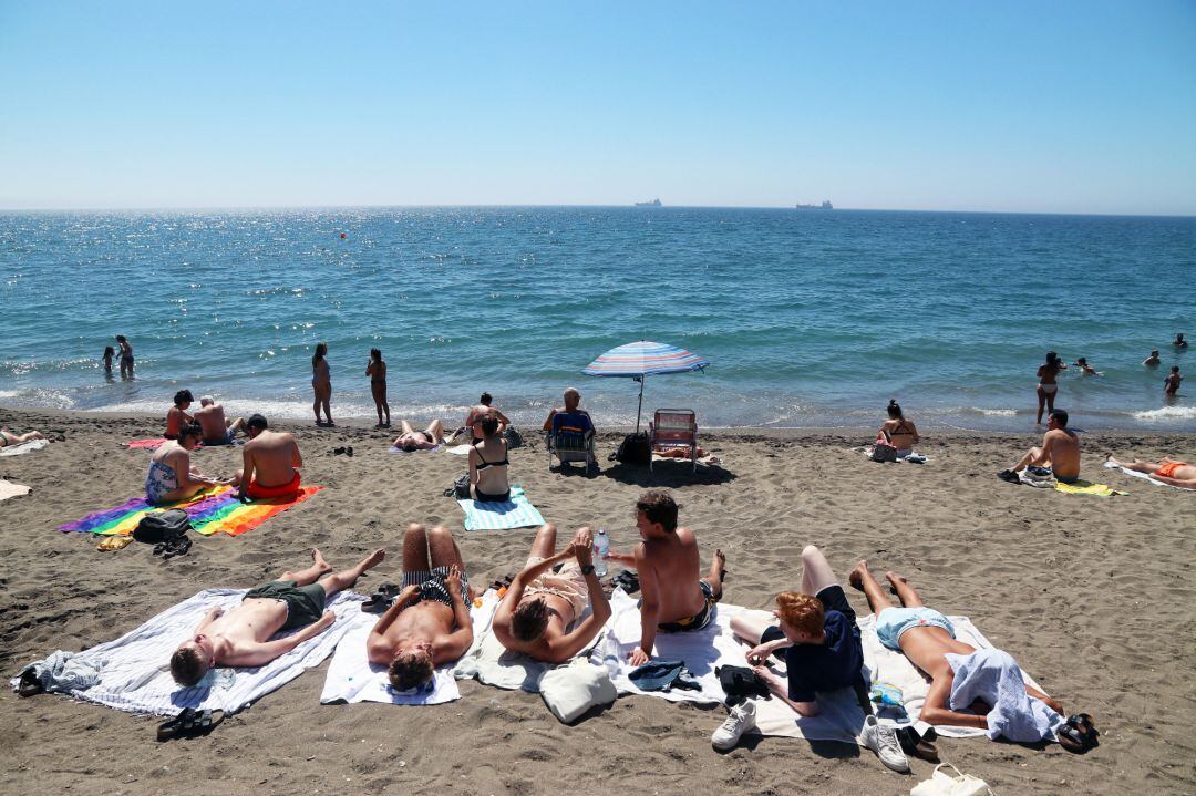 Bañistas y turistas disfrutan de un día en la playa de La Malagueta