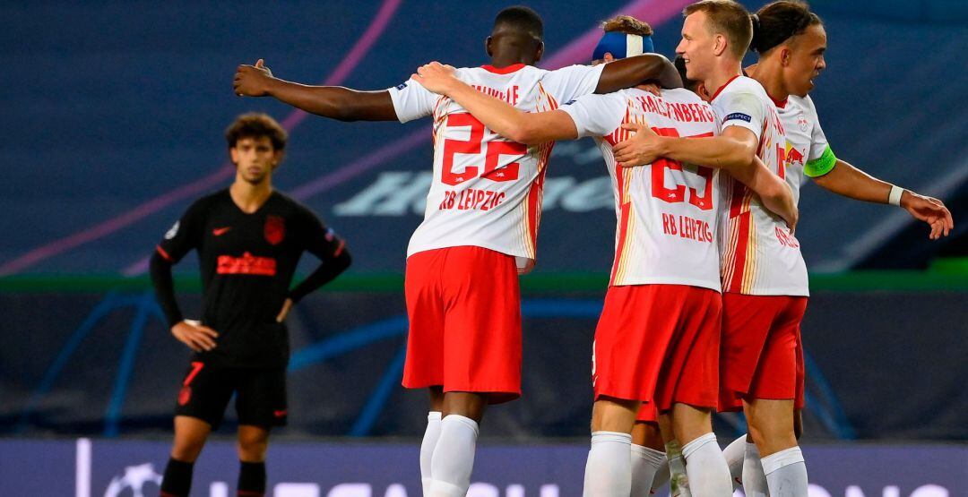 Los jugadores del Leipzig celebran su segundo gol ante el Atlético.