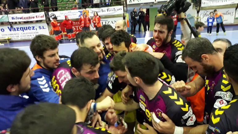 Los integrantesl del Villa de Aranda hacen piña y celebran el triunfo ante Torrelavega