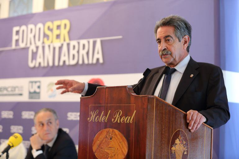 MIguel Angel Revilla en un momento de su intervención en Foro SER Cantabria 