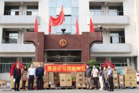 Javir Tora con los representantes del Ayuntamiento de Shiling