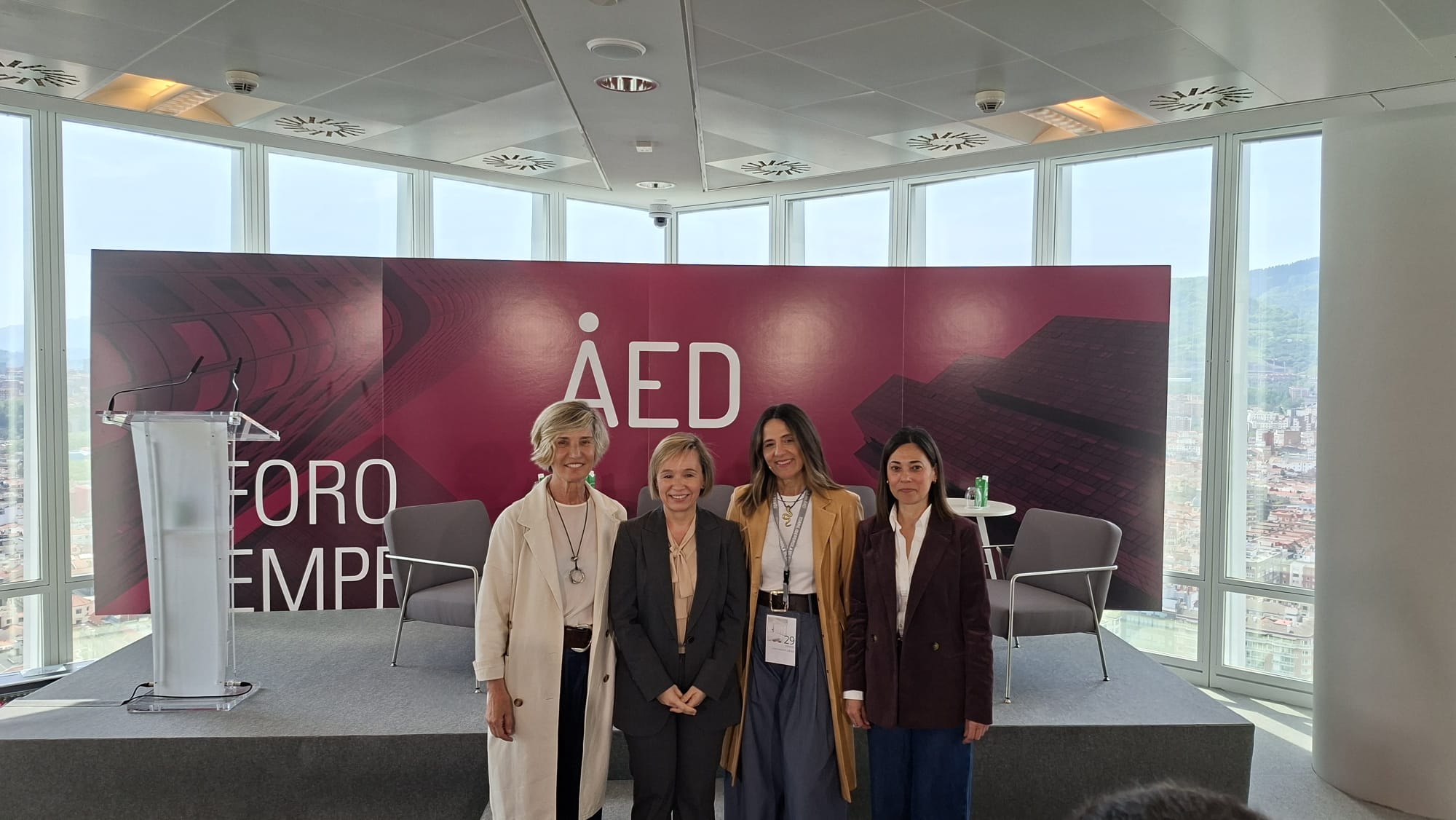 La Secretaria General de AED Bizkaia, María Caballero; la diputada vizcaína de Promoción Económica, Ainara Basurko; la vicepresidenta de AED, Libe de Las Fuentes y la Directora de Gaia Investigación y Consultoría, encargada de la realización del Estudio, Rebeca Angulo