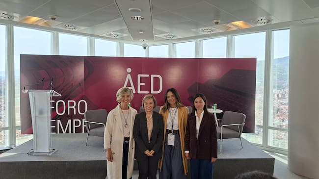 La Secretaria General de AED Bizkaia, María Caballero; la diputada vizcaína de Promoción Económica, Ainara Basurko; la vicepresidenta de AED, Libe de Las Fuentes y la Directora de Gaia Investigación y Consultoría, encargada de la realización del Estudio, Rebeca Angulo
