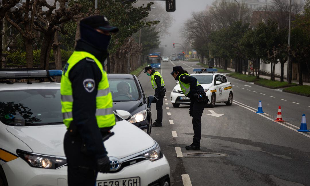 La policía realiza un control.